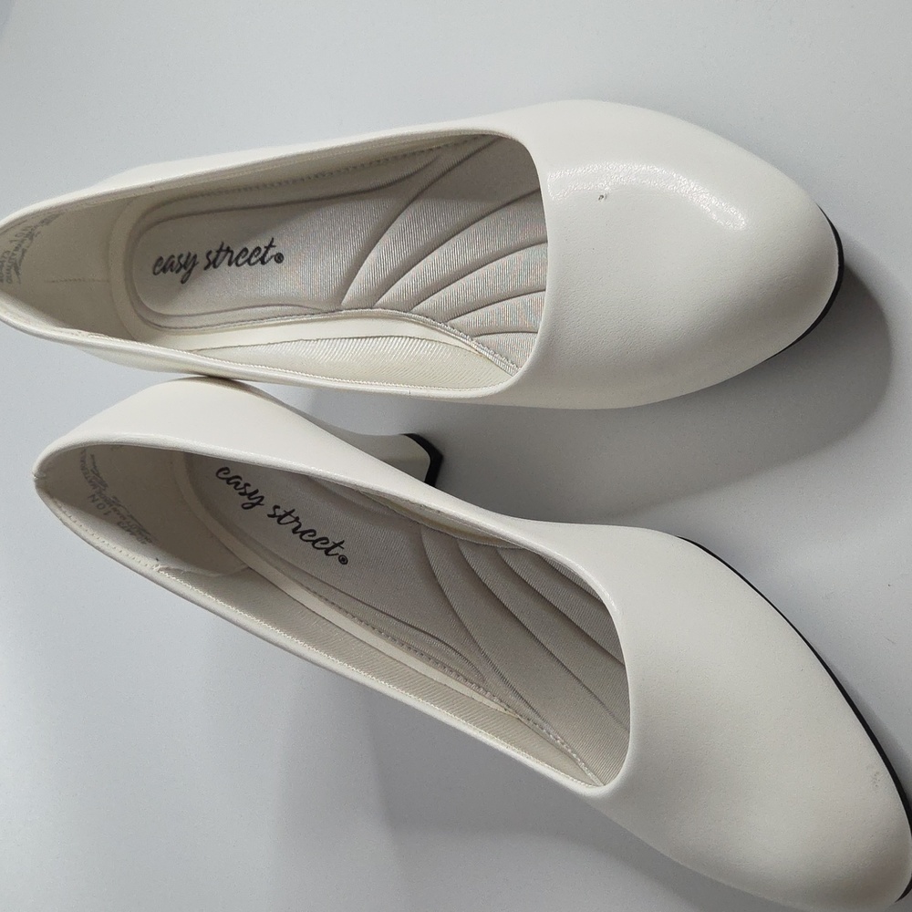 Easy Street Fabulous Comfort Heel Pump in White Size 10 Narrow